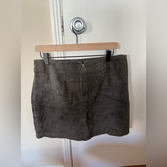 BlankNYC Suede Mini Skirt in Roadtrip, size 31 - Picture 4 of 8